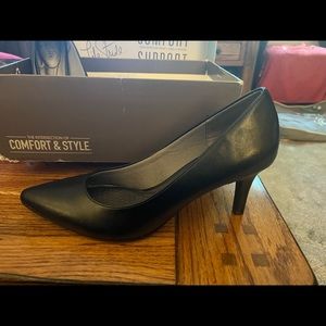 Brand New never worn Life Strides Black Heels.